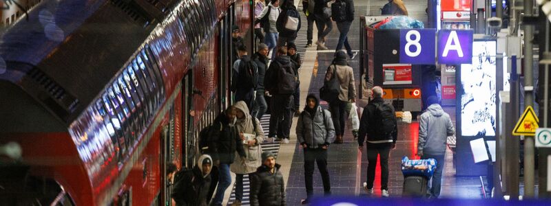 Mit dem Ticket kann man bundesweit im Nah- und Regionalverkehr fahren. - Foto: Lando Hass/dpa