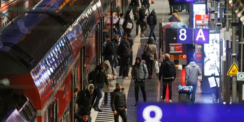 SPD und Union wollen das Deutschlandticket fortführen - Friedrich Merz sieht aber die Subventionierung auf dem Prüfstand (Archivbild) - Foto: Lando Hass/dpa