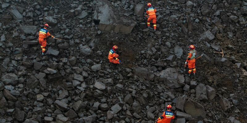 Kälte, schlechtes Wetter und rutschige Straßen erschwerten den Helfern von Militär, Feuerwehr und Katastrophenschutz die Arbeit.  - Foto: Jiang Hongjing/Xinhua/dpa