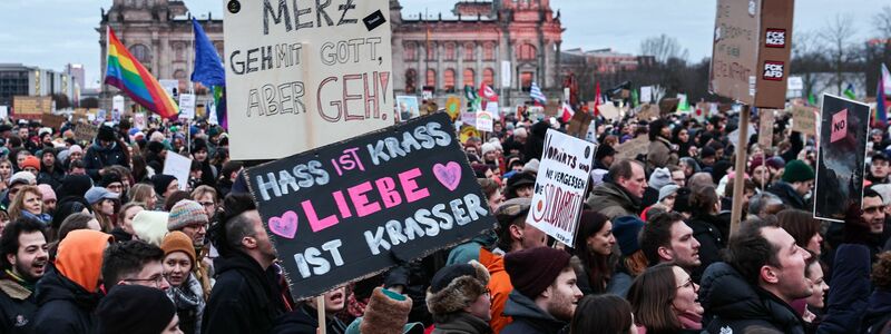 Insgesamt mehrere 100.000 Menschen haben in den vergangenen Wochen so wie hier in Berlin gegen eine Zusammenarbeit von CDU und AfD demonstriert (Archivbild).  - Foto: Hannes P. Albert/dpa