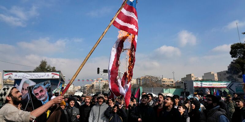 Das Verbrennen von Flaggen des Erzfeindes USA gehört bei staatlich erwünschten Protesten im Iran zum guten Ton. - Foto: Vahid Salemi/AP/dpa