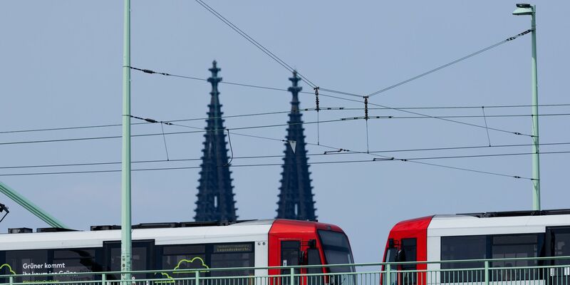 Das Deutschlandticket bleibt für viele Verbraucherinnen und Verbraucher ein attraktives Angebot für den ÖPNV. (Archivbild) - Foto: Rolf Vennenbernd/dpa