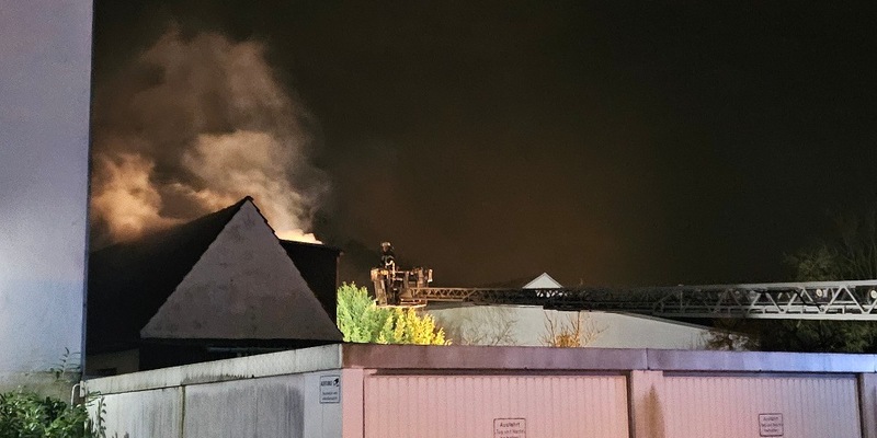 FW Datteln: Brennendes Gebäude im Hinterhof der Castroper Straße - Foto: presseportal.de