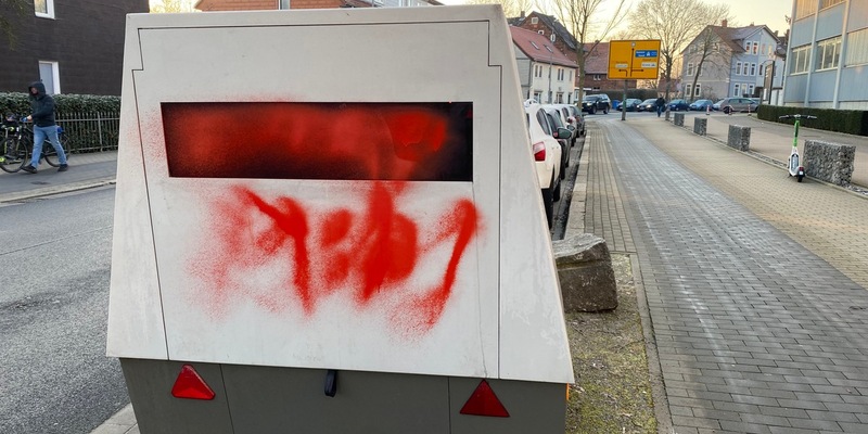 POL-GÖ: (58/2025) Mobile Blitzer-Anhänger ALICE in Göttingen mit Sprühlack beschädigt - Foto: presseportal.de