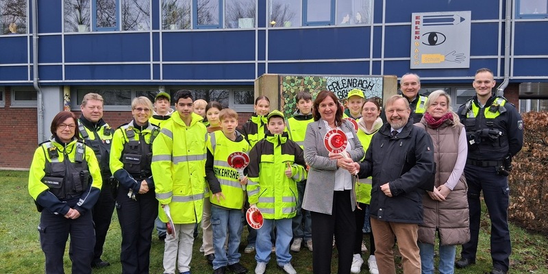 POL-HAM: Neue Kellen für die Verkehrshelfer - Foto: presseportal.de