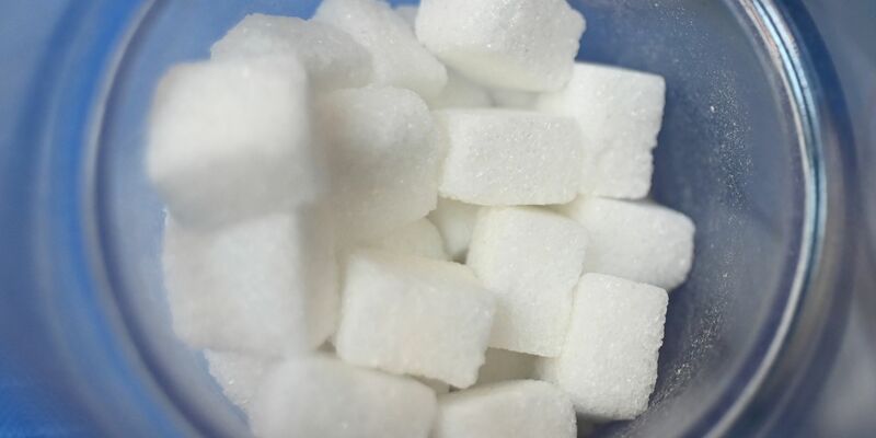 Viele Konsumenten wünschen sich Umfragen zufolge weniger Zucker in Fertiglebensmitteln. - Foto: Elisa Schu/dpa