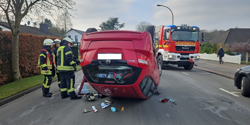 POL-CUX: Verkehrsunfall in Langen - Fahrzeug überschlägt sich und bleibt auf dem Dach liegen - Fahrzeugführerin verletzt (Foto im Anhang) - Foto: presseportal.de