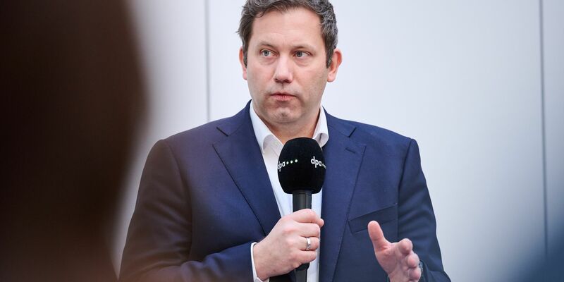 SPD-Chef Klingbeil bei der dpa-Chefredaktionskonferenz. - Foto: Annette Riedl/dpa