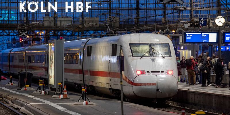 Ein ICE im Kölner Hauptbahnhof. Am 23. Februar wird der Fernverkehr hier für zwölf Stunden umgeleitet. (Archivbild) - Foto: Thomas Banneyer/dpa