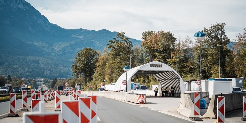 Bundespolizeidirektion München: Autofahrer durchbricht Grenzkontrolle der Bundespolizei auf der A8 - unter dem Einfluss von Amphetamin mit Höchstgeschwindigkeit nach München - Foto: presseportal.de