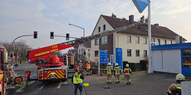 FW Lehrte: Feuer in Dachgeschosswohnung nach lautem Knall: Feuerwehr rettet verletzten Mann aus seiner Wohnung - Foto: presseportal.de