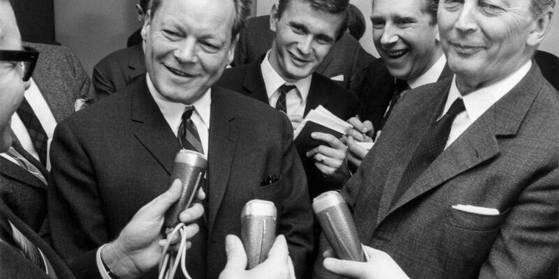 Die erste «Groko»: CDU-Kanzlerkandidat Kurt Georg Kiesinger und SPD-Chef Willy Brandt besiegeln 1966 das Bündnis aus Union und Sozialdemokraten, die zusammen auf fast 87 Prozent der Stimmen kamen (2021: 50 Prozent). - Foto: Wolfgang Weihs/dpa