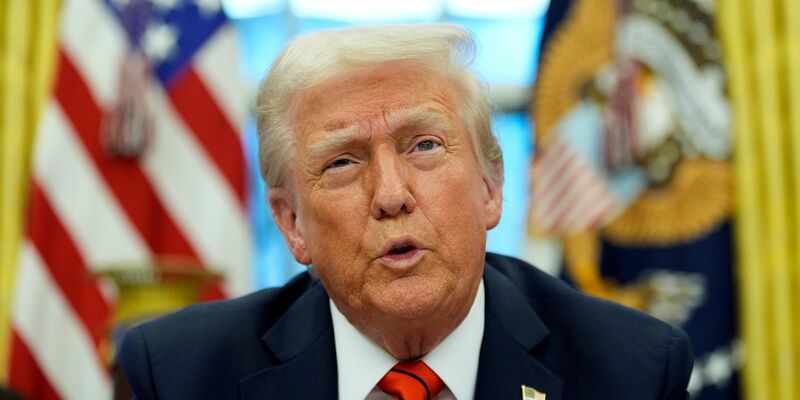 Wenige Tage vor einer großen Militärparade in Washington hat Donald Trump die Stärkung der amerikanischen Streitkräfte beschworen.  - Foto: Alex Brandon/AP/dpa