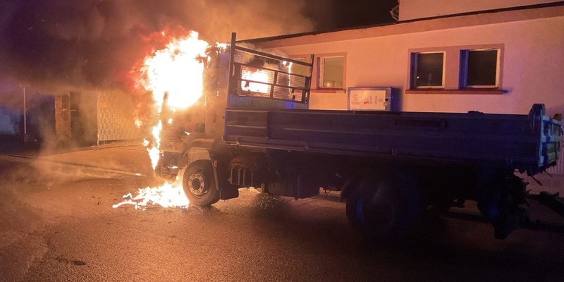 FW-DO: Mehrere brennende Fahrzeuge an der Sölder Straße - Foto: presseportal.de