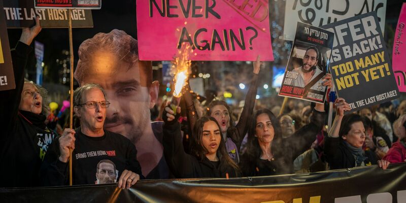 Angehörige von Geiseln fordern ihre Freilassung. (Archivbild) - Foto: Ilia Yefimovich/dpa