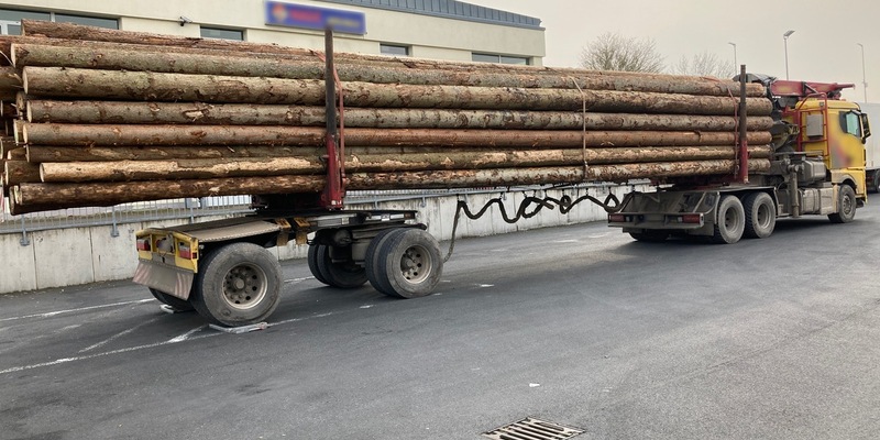 POL-OH: Polizei stoppt Langholzlaster bei Kirchheim mit 49 Prozent Überladung - Foto: presseportal.de