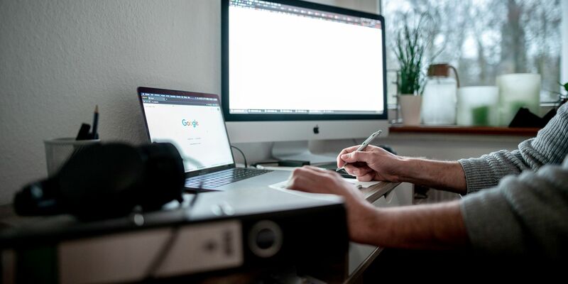 Trotz vieler Stunden im Homeoffice fühlen sich die meisten Beschäftigten nicht einsamer als im Büro. - Foto: Fabian Strauch/dpa/dpa-tmn