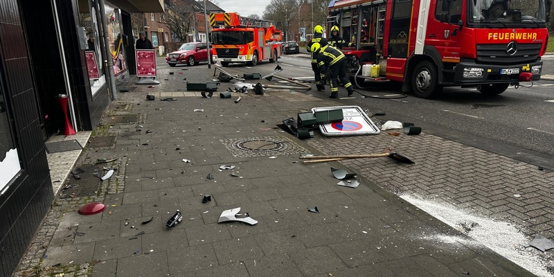 FW Bergheim: Eine verletzte Person nach Verkehrsunfall in Quadrath-Ichendorf Fahrerin im PKW eingeschlossen - großes Trümmerfeld auf Köln-Aachener-Straße - Foto: presseportal.de