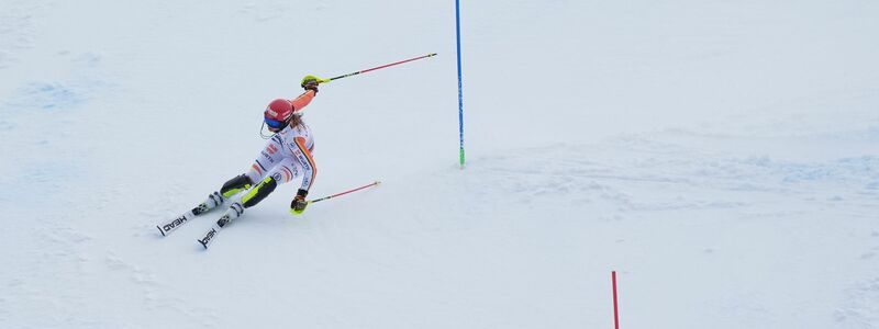 Der Fehler, der die Medaille kostet: Lena Dürr patzt im Torlauf der Team-Kombination. - Foto: Giovanni Auletta/AP/dpa