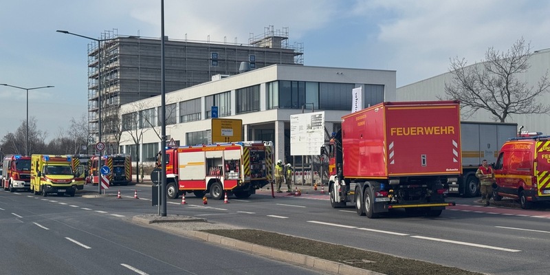 FW Dresden: Automatische Brandmeldeanlage alarmiert Feuerwehr: Brand am Fraunhofer-Institut für Photonische Mikrosysteme - Foto: presseportal.de