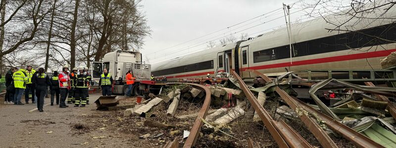 Am Stadtrand von Hamburg sind am Nachmittag ein ICE der Deutschen Bahn und ein Sattelzug zusammengestoßen. - Foto: Daniel Bockwoldt/dpa