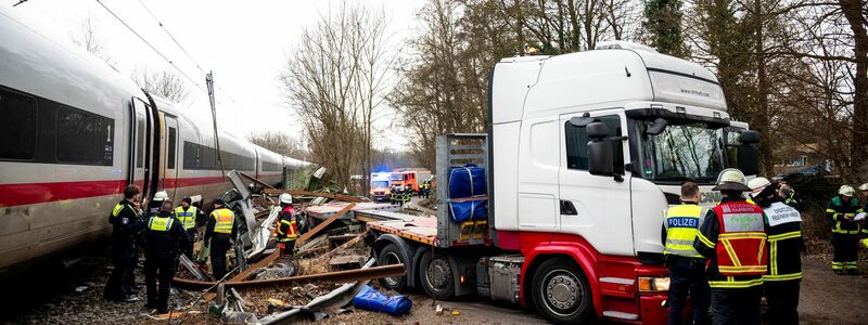 Ein Toter und elf Verletzte - das ist Bilanz des schweren Zugunglücks an der Stadtgrenze von Hamburg.  - Foto: Daniel Bockwoldt/dpa