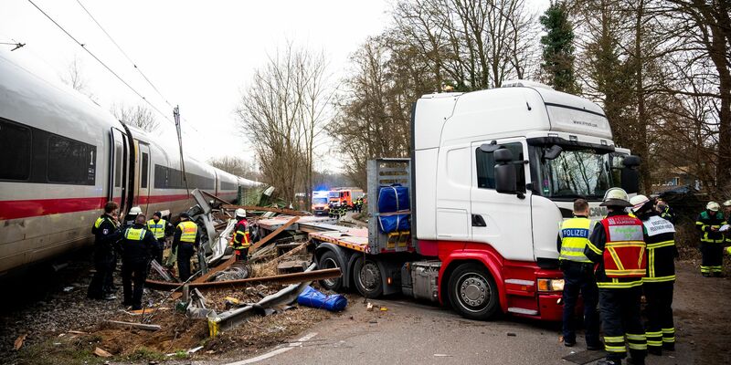 Wie es zu dem Unfall kommen konnte, wird noch ermittelt. - Foto: Daniel Bockwoldt/dpa