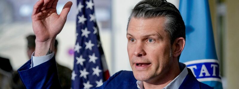 Pentagon-Chef Pete Hegseth kommt erstmals zu einem Treffen der Ukraine-Kontaktgruppe und der Nato-Verteidigungsminister nach Brüssel.  - Foto: Michael Probst/AP/dpa