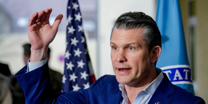 Pentagon-Chef Hegseth stellt eine Überprüfung der amerikanischen Truppenstärke überall in Aussicht. - Foto: Michael Probst/AP/dpa