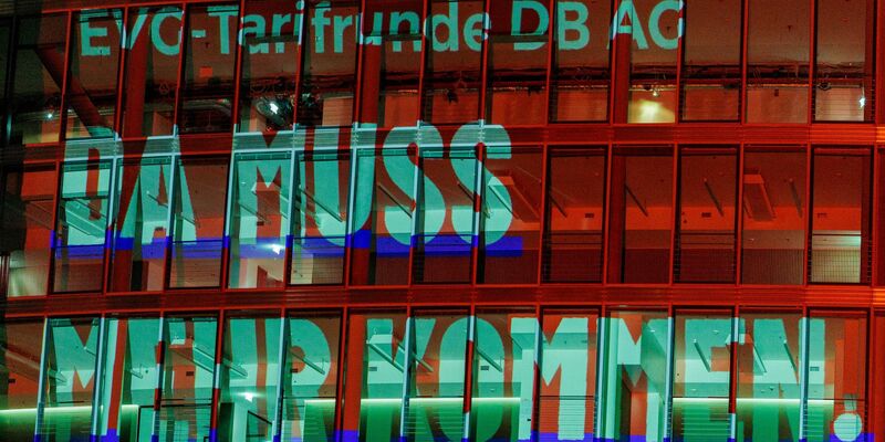 Mit einer Protestaktion am Bahntower am Vorabend der Verhandlungen verlieh die EVG ihren Forderungen Nachdruck. - Foto: Carsten Koall/dpa