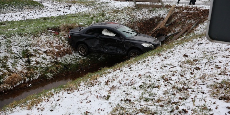 FW-OLL: Verkehrsunfall auf der Hatter Landstraße - Feuerwehr im Einsatz wegen auslaufender Betriebsstoffe - Foto: presseportal.de