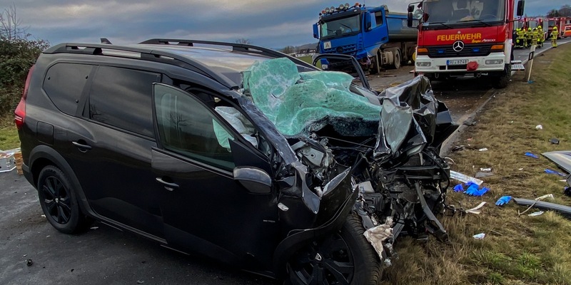 FW Wachtberg: Schwerer Verkehrsunfall bei Wachtberg-Gimmersdorf - Foto: presseportal.de