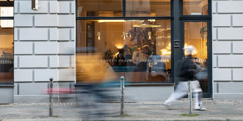 Viele Menschen geben der Studie zufolge Cafés oder Restaurant als Grund für den Besuch der Innenstadt an. - Foto: Hannes P. Albert/dpa