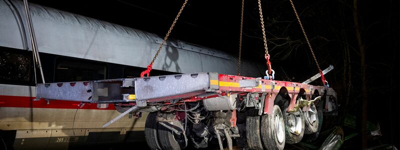 Der ICE stieß an einem Bahnübergang im Süden Hamburgs gegen einen Lastwagen. - Foto: Daniel Bockwoldt/dpa/Daniel Bockwoldt