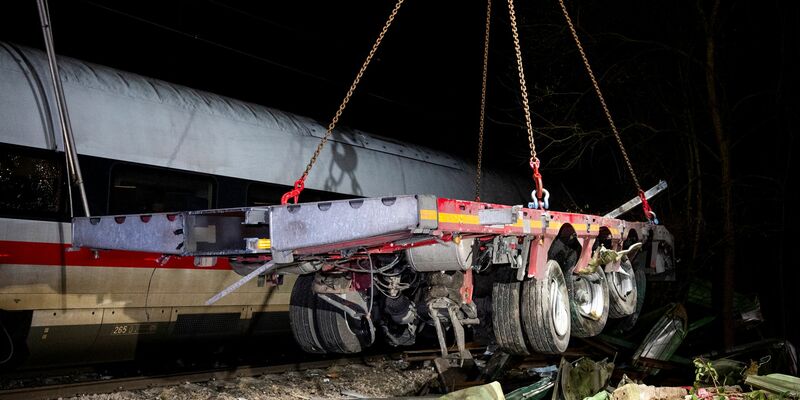 Ein Gleis ist nach dem Unfall wieder frei und befahrbar.  - Foto: Daniel Bockwoldt/dpa/Daniel Bockwoldt
