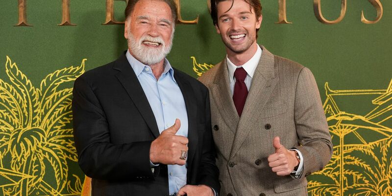 Arnold Schwarzenegger, links, und Patrick Schwarzenegger bei der Premiere der dritten Staffel von «The White Lotus».  - Foto: Chris Pizzello/Invision via AP/dpa