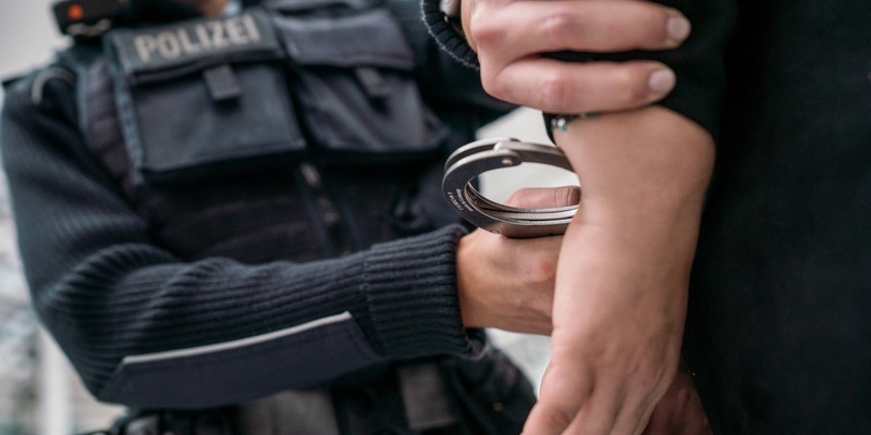 Bundespolizeidirektion München: Mutmaßlicher Millionenbetrüger am Flughafen München festgenommen - Foto: presseportal.de