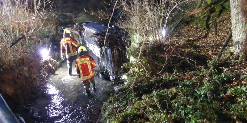 POL-GM: Mit Auto überschlagen und im Bach gelandet - Foto: presseportal.de