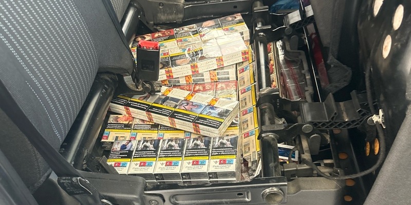 HZA-LA: Zoll verhindert Zigarettenschmuggel - Versteckt hinter Seitenverkleidung und unter Sitzbank - Foto: presseportal.de