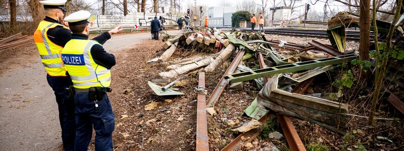 Die Reparaturarbeiten an der Bahnstrecke im Süden Hamburgs dauern an. - Foto: Daniel Bockwoldt/dpa