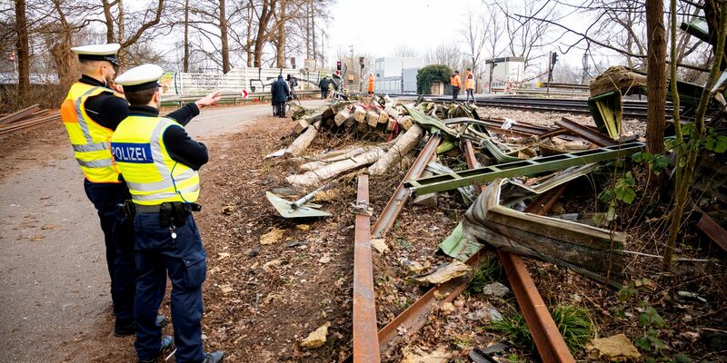 Die Aufräumarbeiten dauerten am Tag nach dem Unglück an. - Foto: Daniel Bockwoldt/dpa