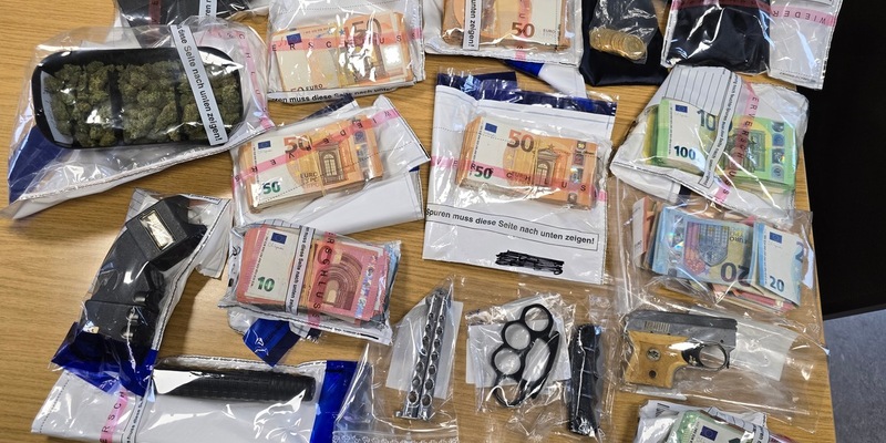 POL-STD: Großeinsatz der Polizei - über 100 Beamte durchsuchen 11 Objekte in Buxtehude, dem Alten Land und Hamburg - Foto: presseportal.de