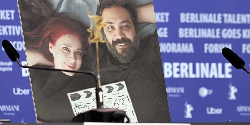 Während der Berlinale 2024 stand ein Foto der beiden Regisseure Maryam Moghaddam (links) und Behtash Sanaeeha bei der Pressekonferenz zum Film «Keyke mahboobe man» (englischer Titel: «My Favourite Cake») neben den leer gebliebenen Plätzen auf dem Podium. - Foto: Soeren Stache/dpa
