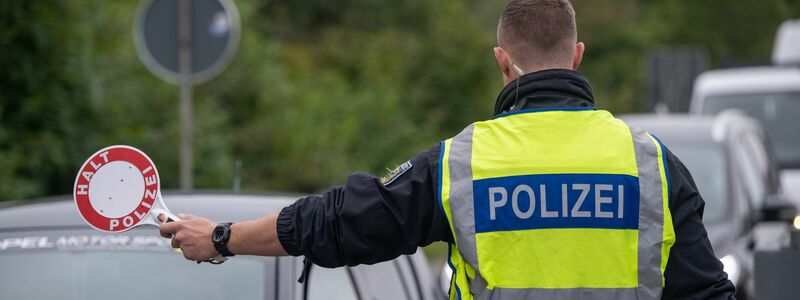 Inzwischen gibt es stationäre Kontrollen an allen deutschen Landgrenzen.  - Foto: Harald Tittel/dpa