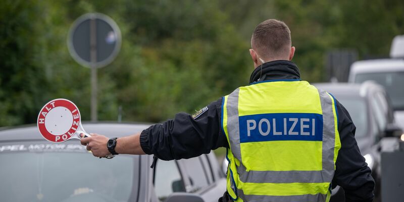 Die Kontrollen an allen deutschen Grenzen werden um ein halbes Jahr verlängert (Archivbild). - Foto: Harald Tittel/dpa