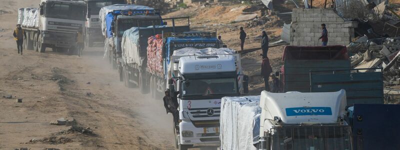 Lastwagen mit Hilfsgütern fahren von Ägypten in den Gazastreifen. - Foto: Abdel Kareem Hana/AP/dpa