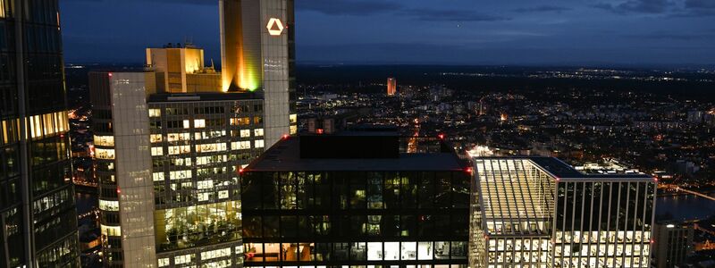 Kämpft um ihre Eigenständigkeit: Commerzbank in Frankfurt (Archivbild) - Foto: Arne Dedert/dpa