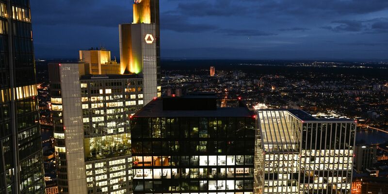 Die Commerzbank steht unter Druck, nachdem die italienische Großbank Unicredit eingestiegen ist (Archivbild) - Foto: Arne Dedert/dpa