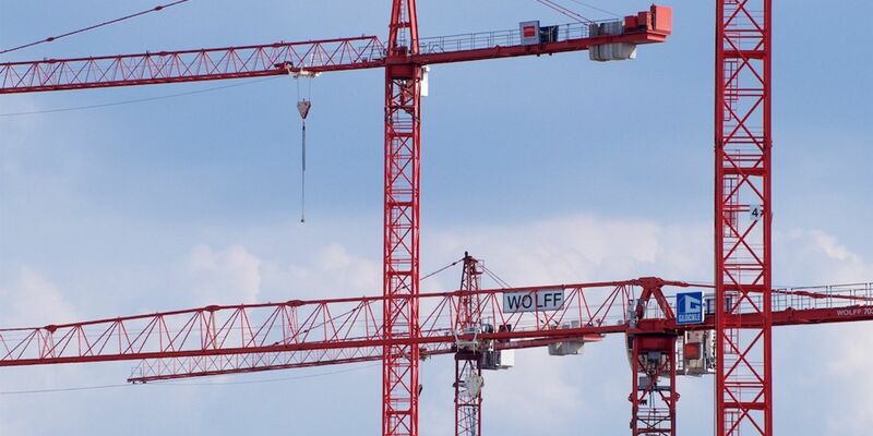 Baukräne werden in den kommenden Jahren seltener zu sehen sein. Laut Forschergruppe Euroconstruct wird sich die Talfahrt des deutschen Wohnungsbaus fortsetzen. (Foto: Illustration) - Foto: Carsten Hoefer/dpa