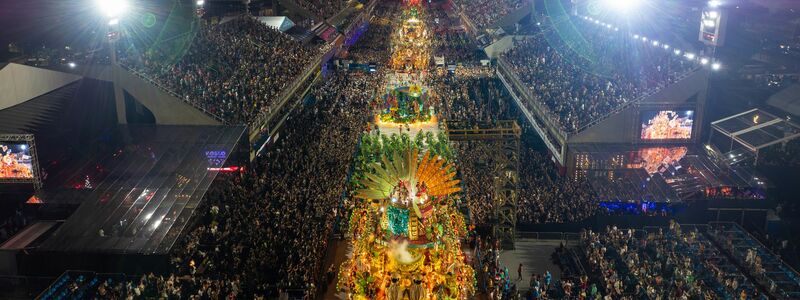 Zehntausende auf den Tribünen und in Logen sowie Millionen vor dem Fernseher in Brasilien und weltweit verfolgen für gewöhnlich die Umzüge auf dem riesigen Laufsteg. (Archivbild) - Foto: Wang Tiancong/Xinhua/dpa